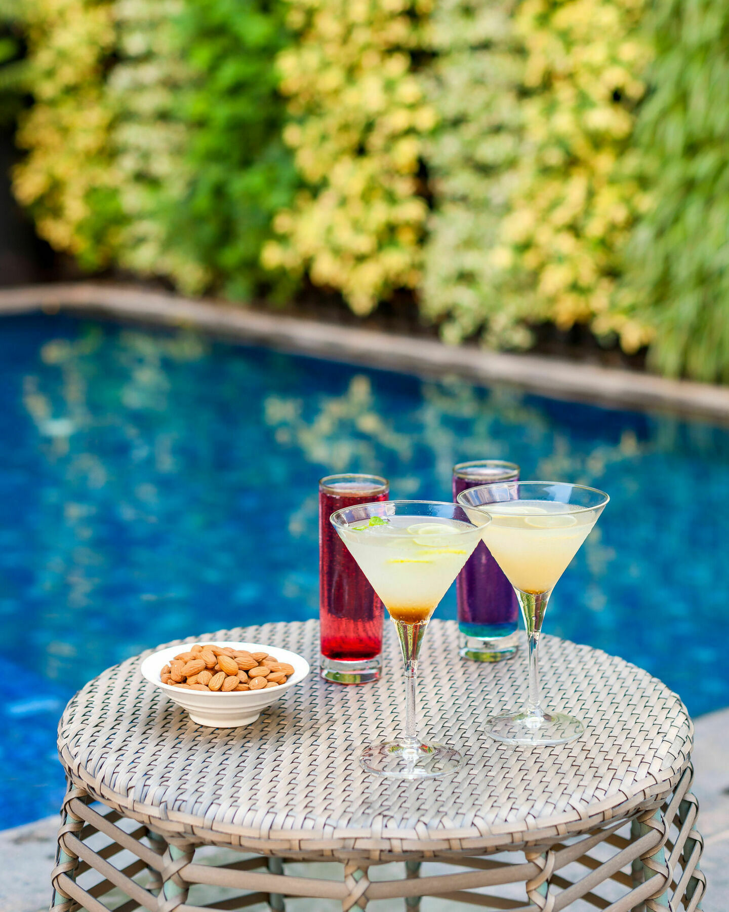 Hyatt Centric Candolim Goa Kültér fotó Cocktails at the pool
