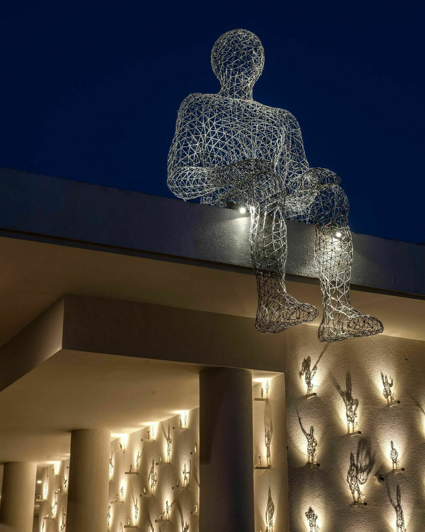 Hyatt Centric Candolim Goa Kültér fotó The sculpture at night